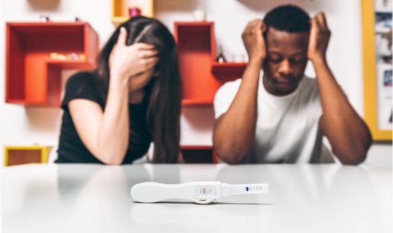 couple frustré avec un test de grossesse