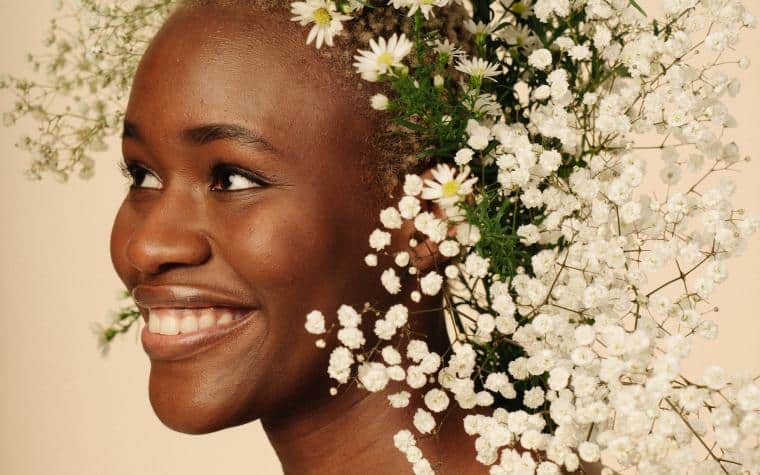 femme souriante avec couronne florale blanche