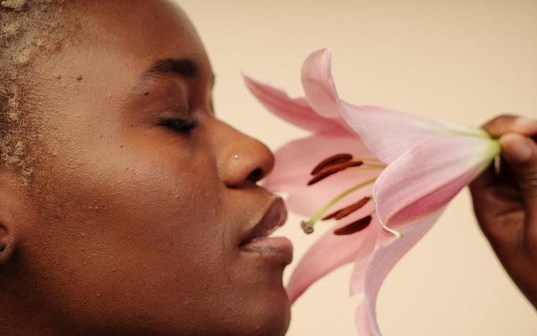 une femme reniflant une fleur