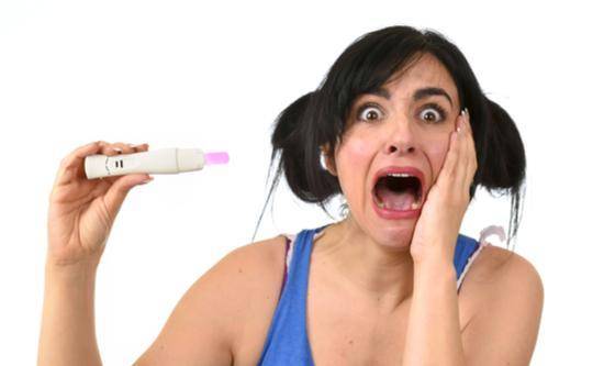 femme en panique avec test de grossesse