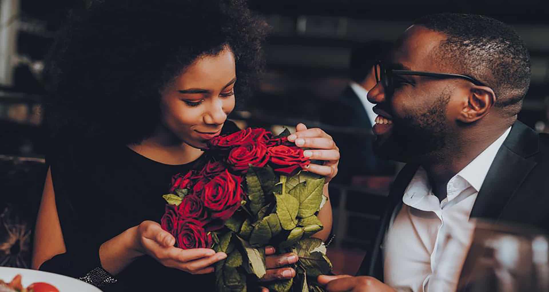 couple avec un bouquet de rose rouge