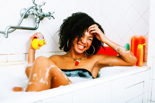 femme africaine prenant bain 