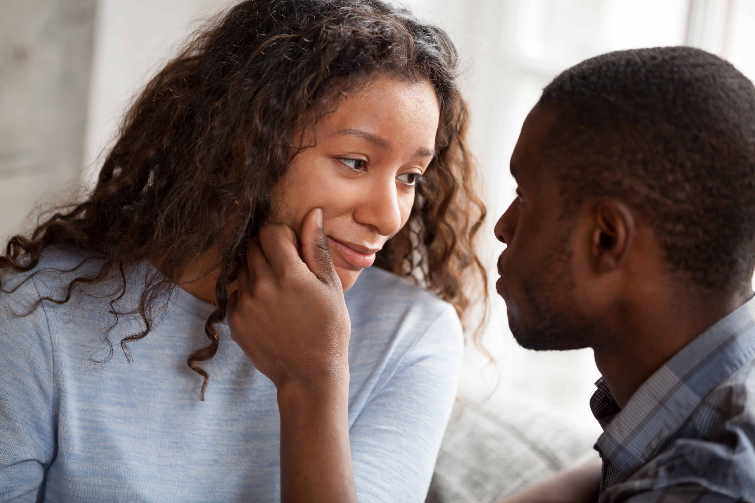 Les gestes du désir ; comment savoir que votre partenaire veut faire l’amour, s’il ne le dit pas?