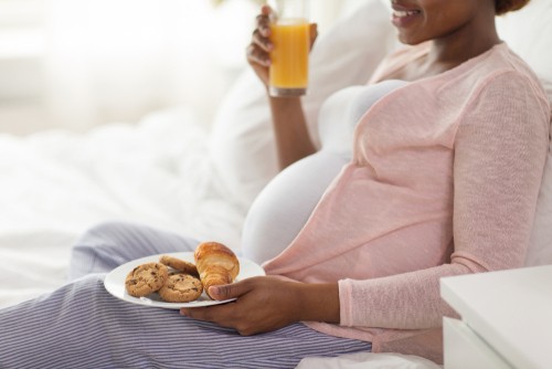 femme enceinte prenant sa nourriture