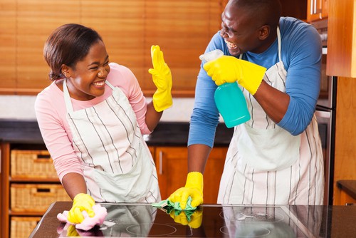 Non, on ne perd pas sa virilité en participant aux tâches domestiques
