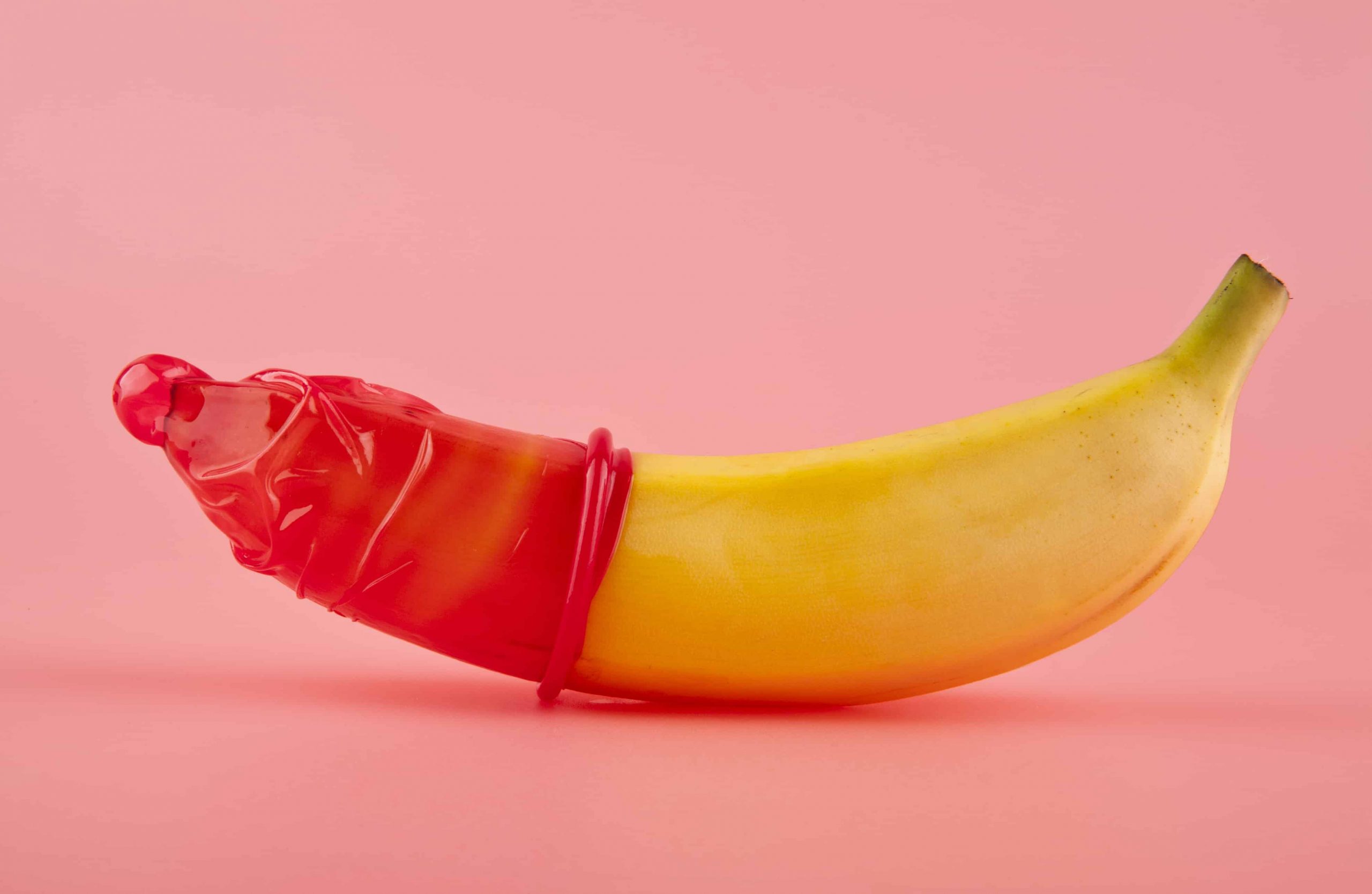 Banane avec préservatif rouge