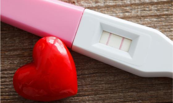 test de grossesse positif, cœur rouge